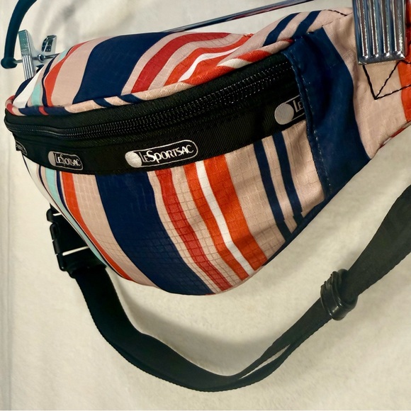 LeSportsac Zip Belt Bag NWOT Unisex Multi-Colored Stripe Fanny Pack Crossbody - Picture 3 of 9